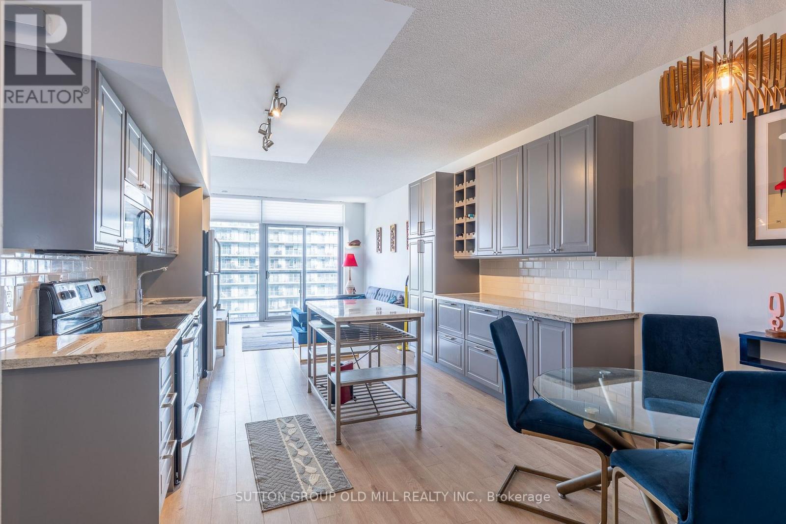2014 - 105 The Queensway Way, Toronto, Ontario  M6S 5B5 - Photo 11 - W14112218