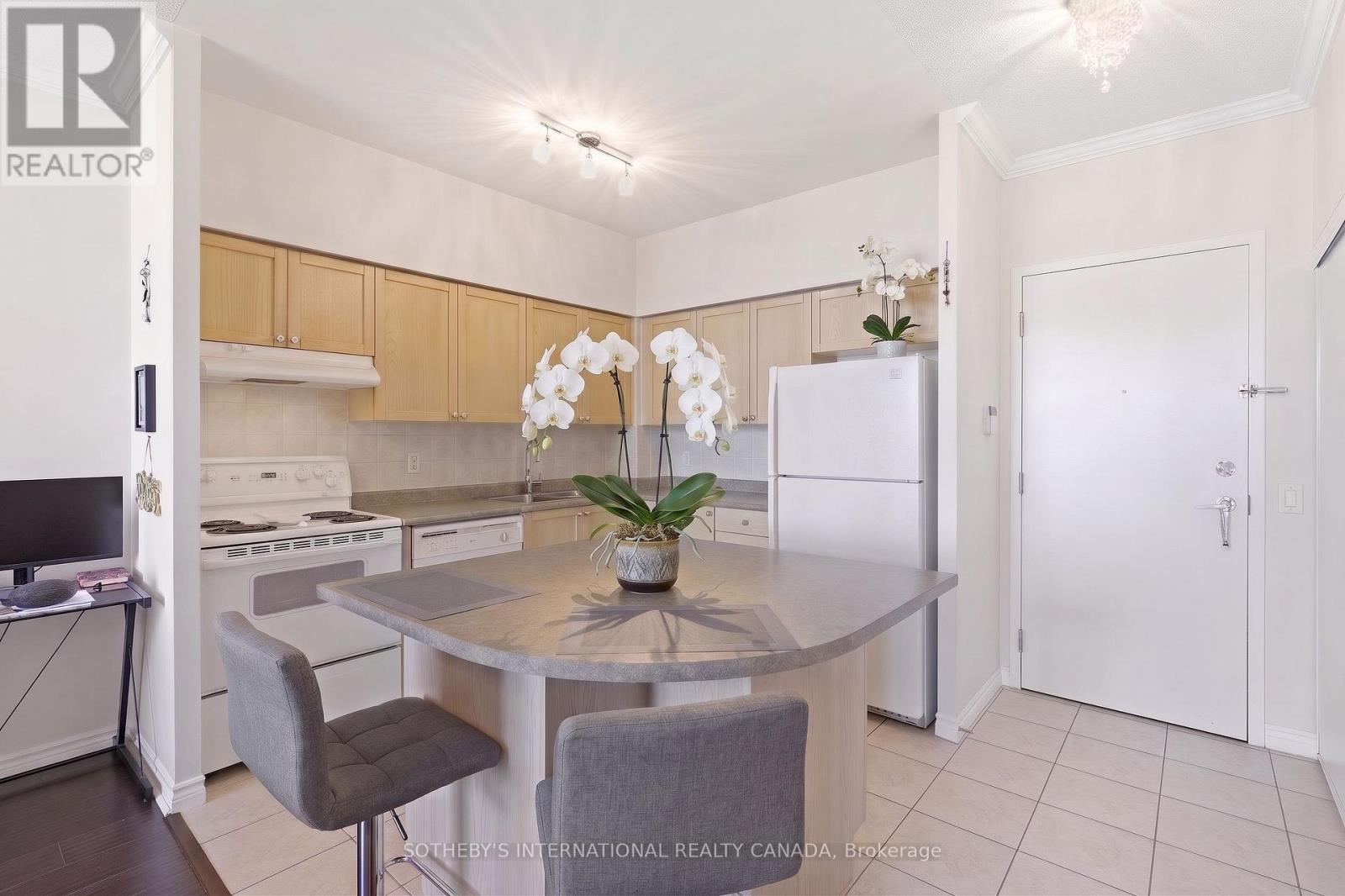 2112 - 55 Strathaven Drive, Mississauga, Ontario  L5R 4G9 - Photo 3 - W14107572