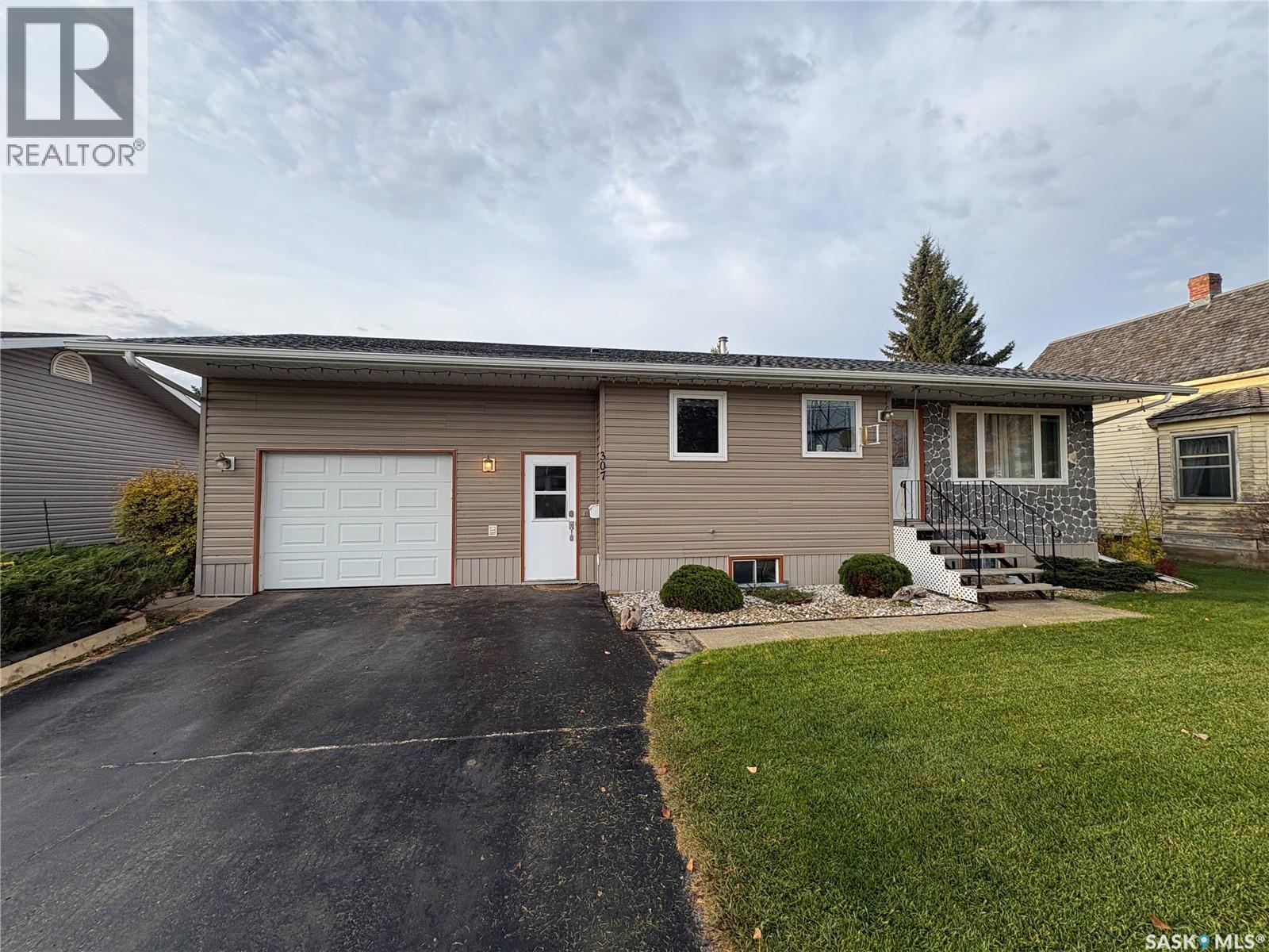307 Carl Avenue E, Langenburg, Saskatchewan  S0A 2A0 - Photo 1 - SK051823