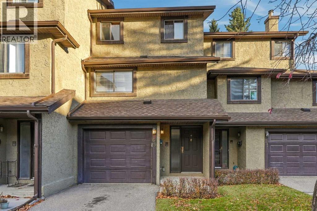 69 Glamis Gardens Sw, Calgary, Alberta  T3E 6S4 - Photo 2 - A2352743