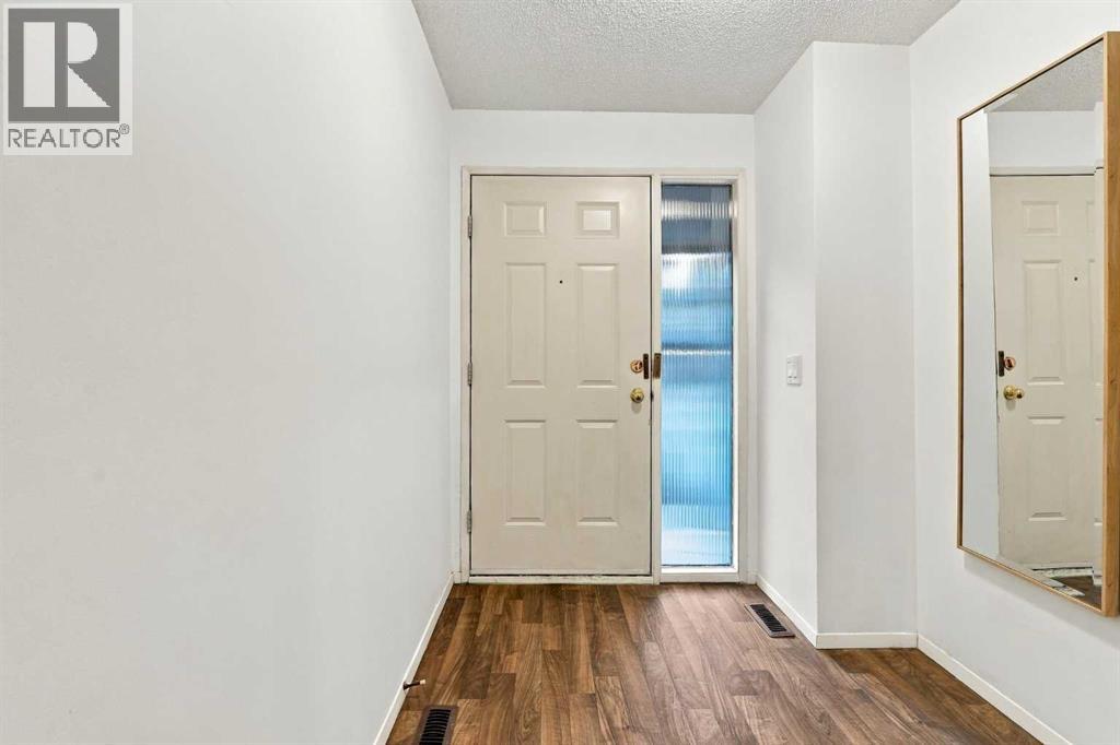 69 Glamis Gardens Sw, Calgary, Alberta  T3E 6S4 - Photo 4 - A2352743