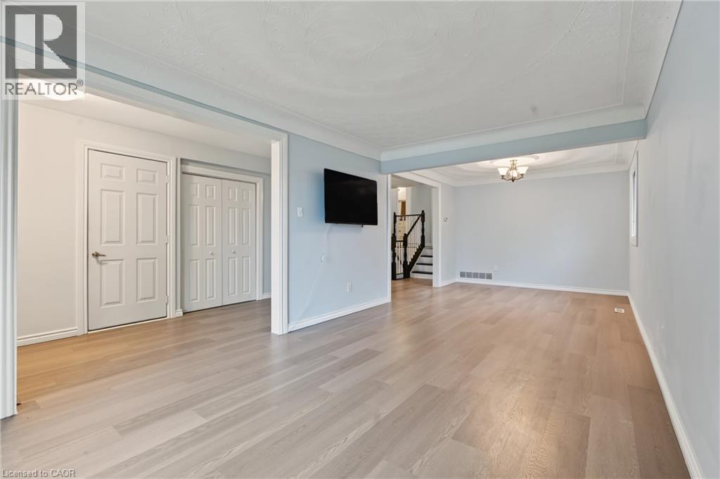 8 Valanna Court, Hamilton, Ontario  L9C 7A3 - Photo 7 - 40871373