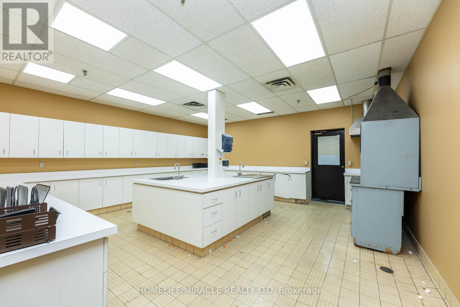 11 Automatic Road E, Brampton (Gore Industrial North), Ontario  L6S 4K6 - Photo 30 - W14112574