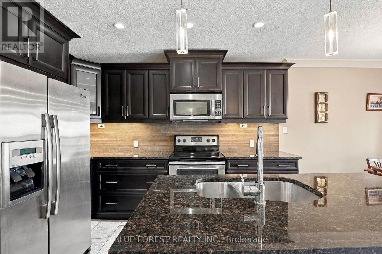 205 - 320 Sugarcreek Trail, London North, Ontario N6H 0G3 - Photo 13 - X14112592