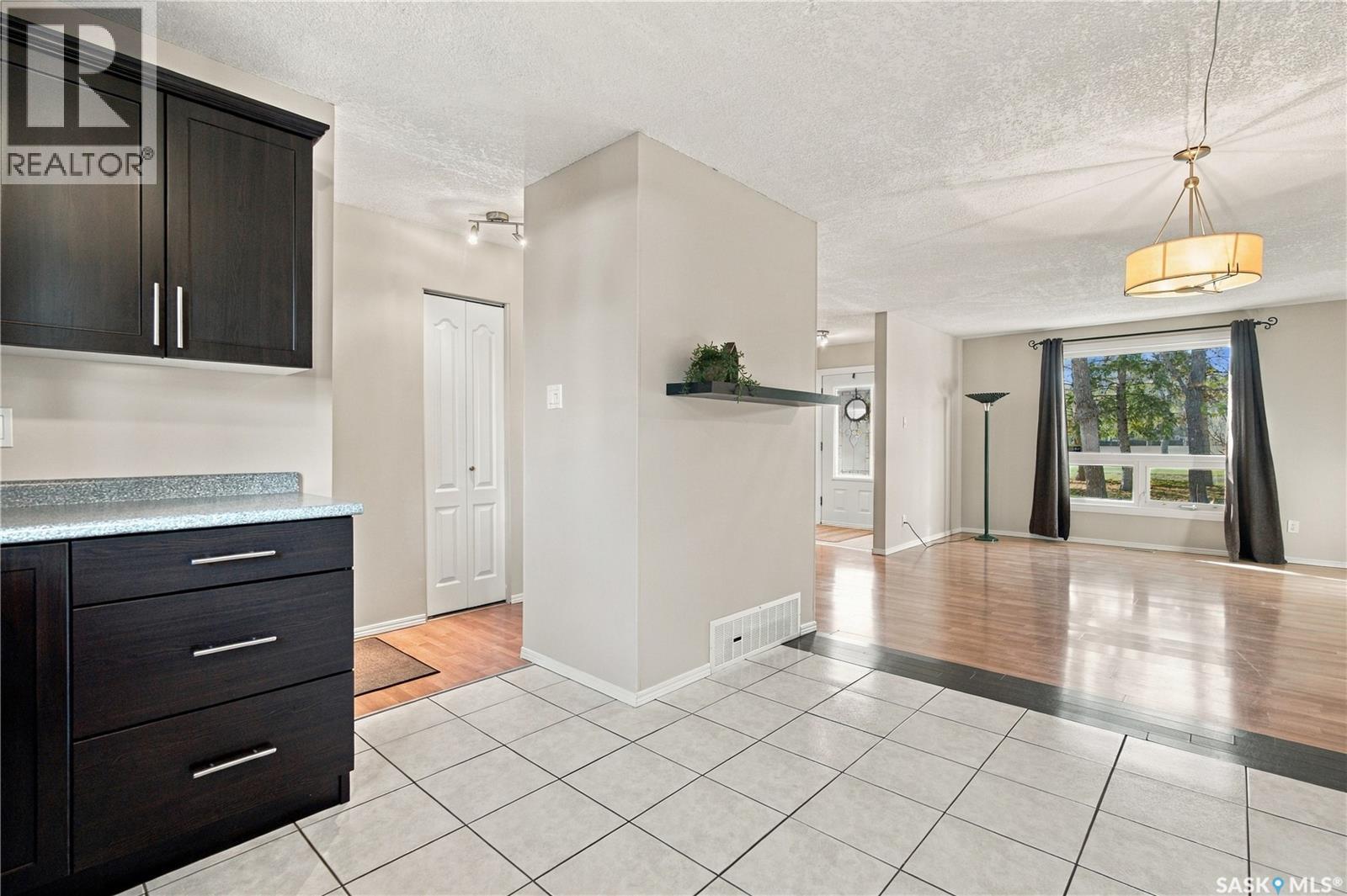 102 Oakview Drive, Regina, Saskatchewan  S4R 0E4 - Photo 14 - SK051860