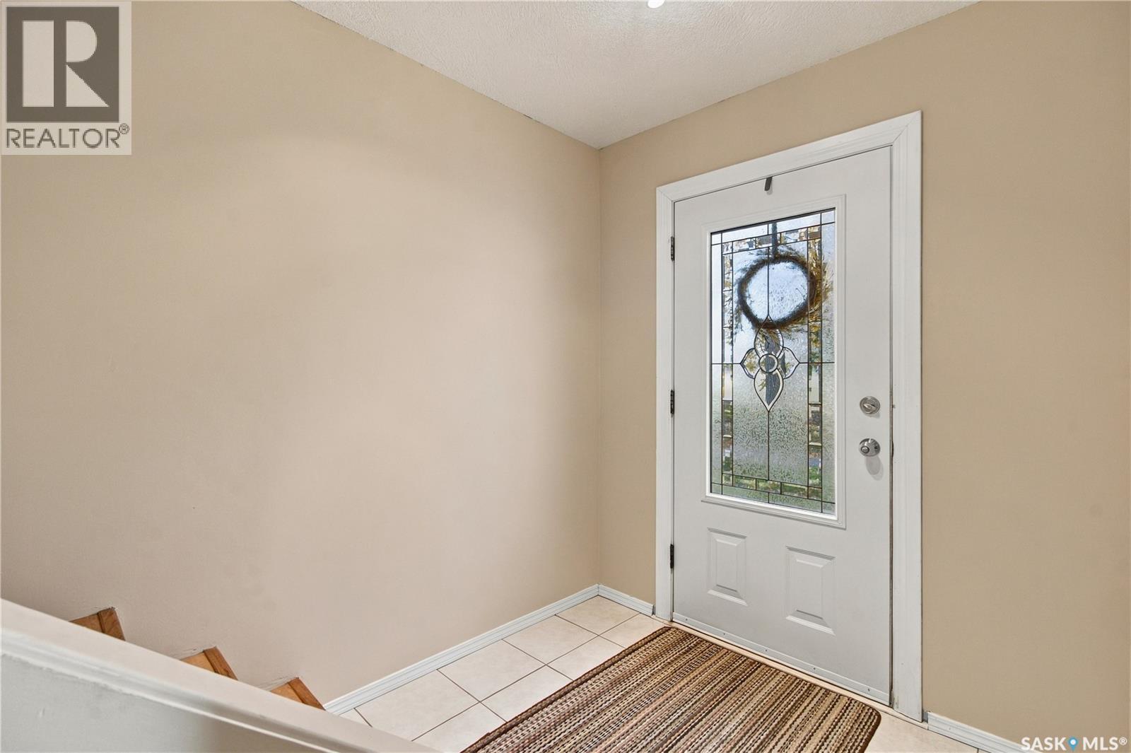 102 Oakview Drive, Regina, Saskatchewan  S4R 0E4 - Photo 3 - SK051860