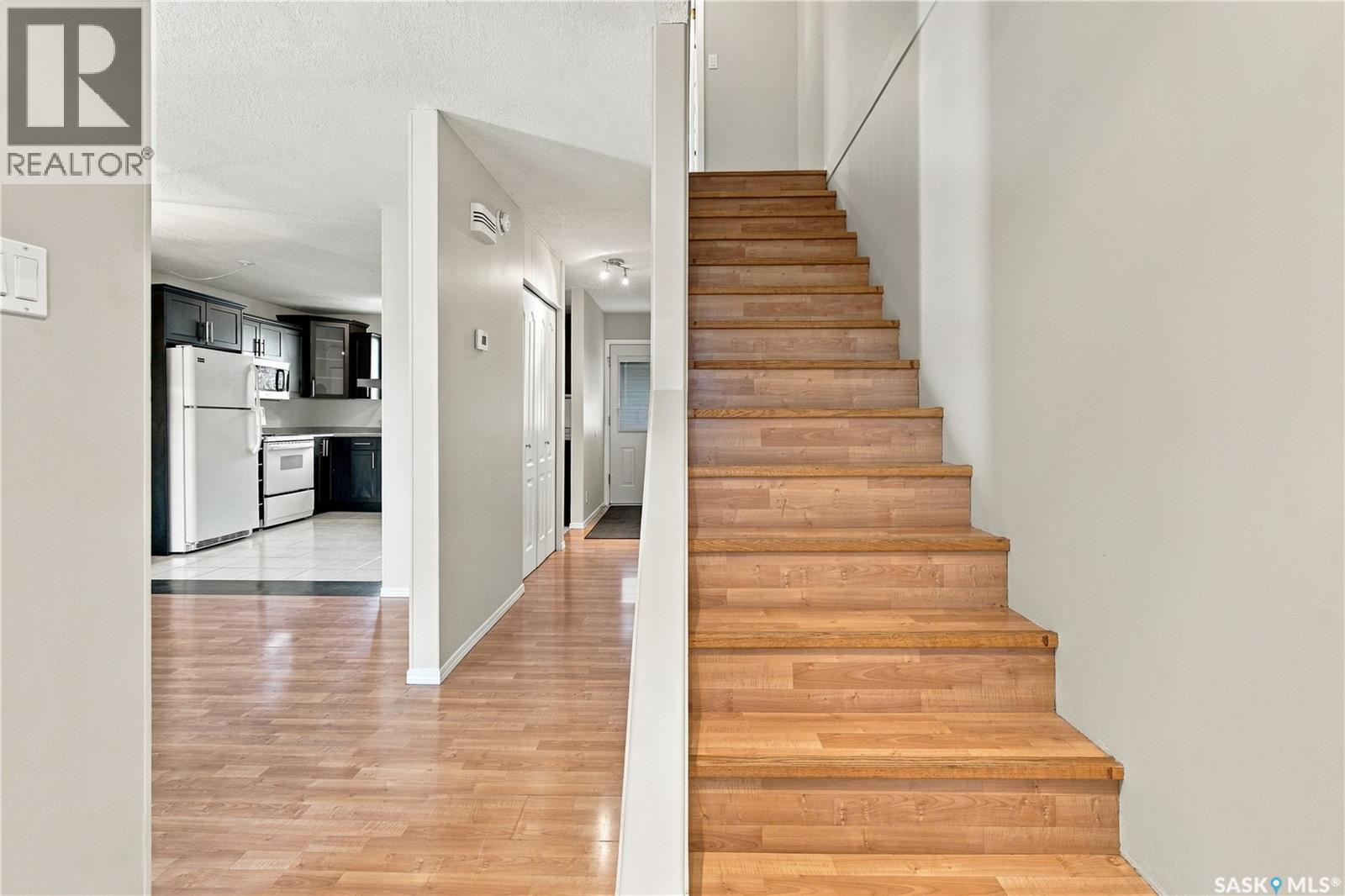 102 Oakview Drive, Regina, Saskatchewan  S4R 0E4 - Photo 4 - SK051860