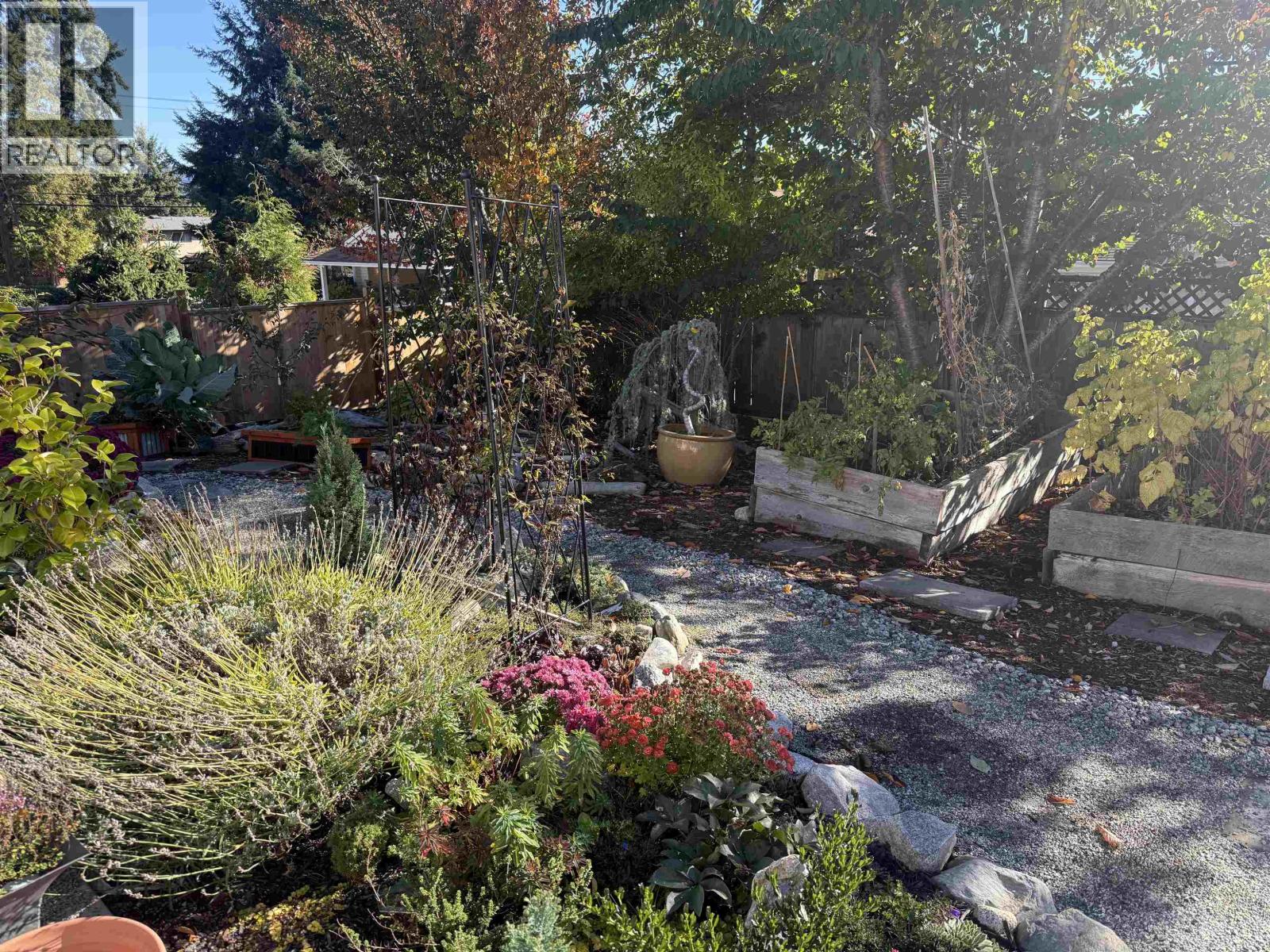 811 Aurora Way, Gibsons, British Columbia  V0N 1V9 - Photo 2 - R3178149