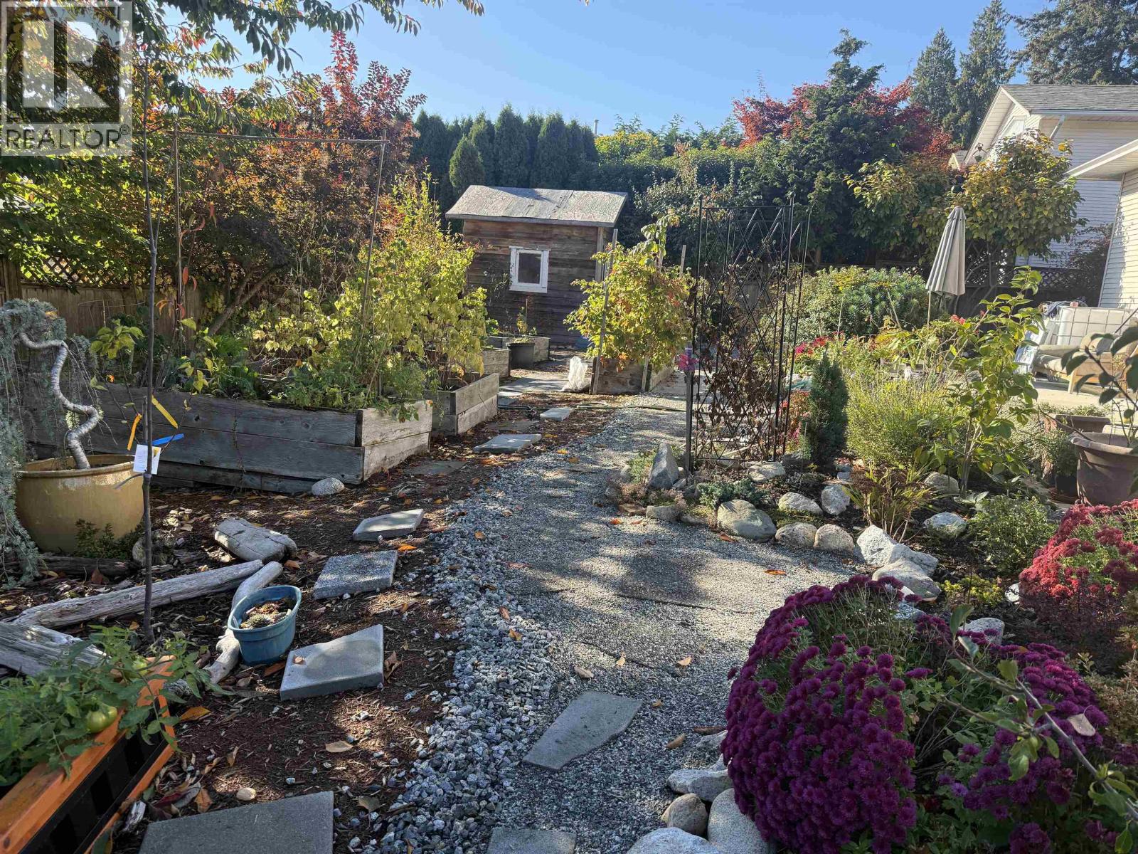 811 Aurora Way, Gibsons, British Columbia  V0N 1V9 - Photo 3 - R3178149