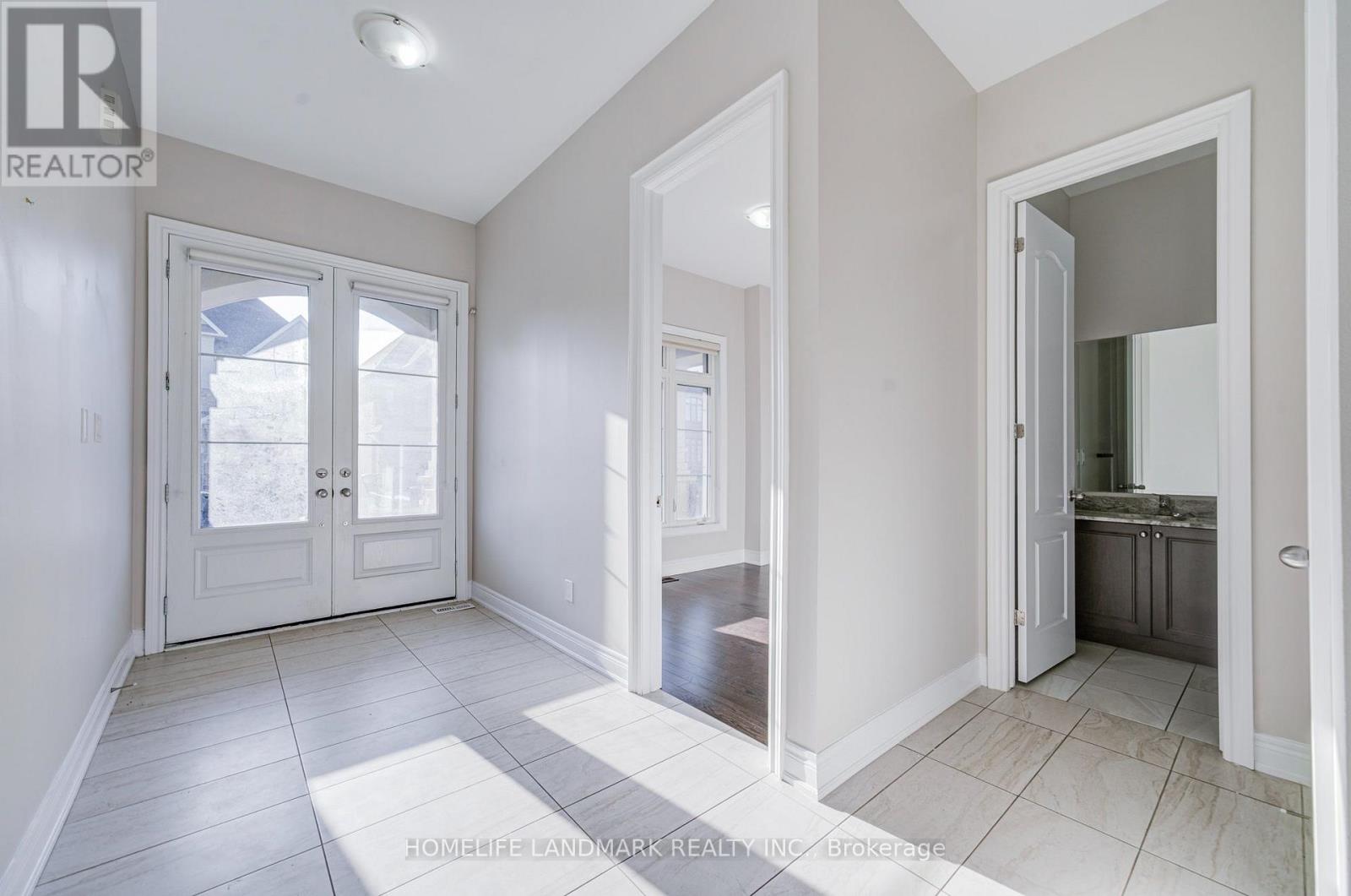 7 Malaspina Close, Brampton, Ontario  L6Y 6E2 - Photo 2 - W14112848