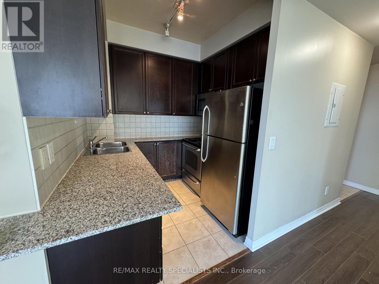 2302 - 225 Webb Drive, Mississauga (City Centre), Ontario  L5B 4P2 - Photo 2 - W14112868