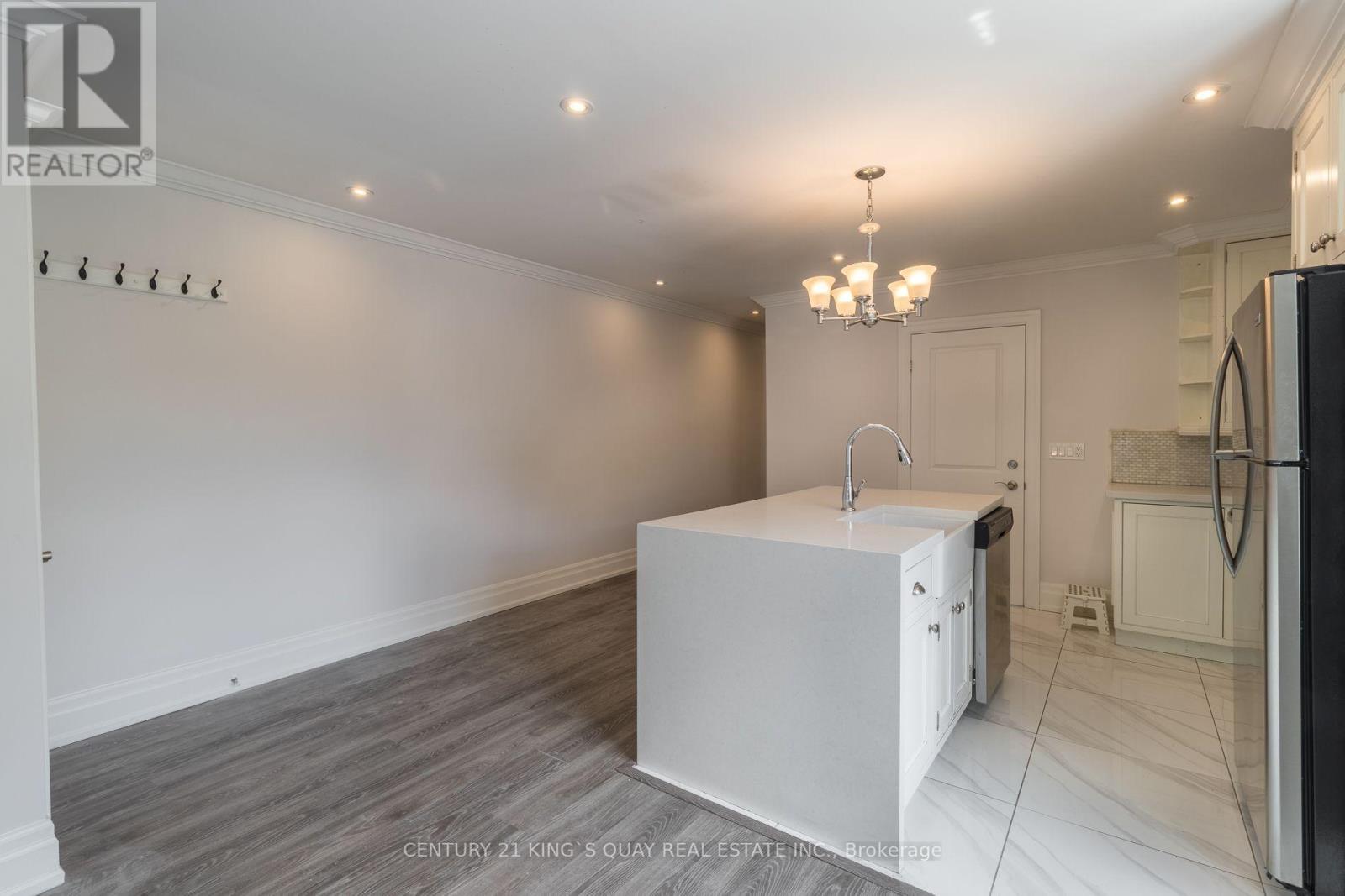 Upper - 301 Cleveland Street, Toronto, Ontario  M4S 2W7 - Photo 8 - C14113008