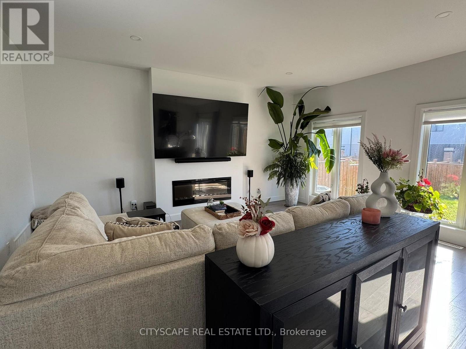 3821 Ayrshire Avenue, London South, Ontario  N6B 1W3 - Photo 2 - X13836976