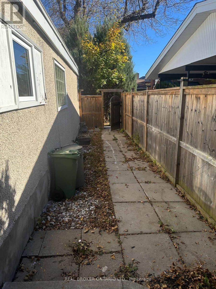 B - 28 Leeming Drive, Ottawa, Ontario  K2H 5P7 - Photo 3 - X14113122