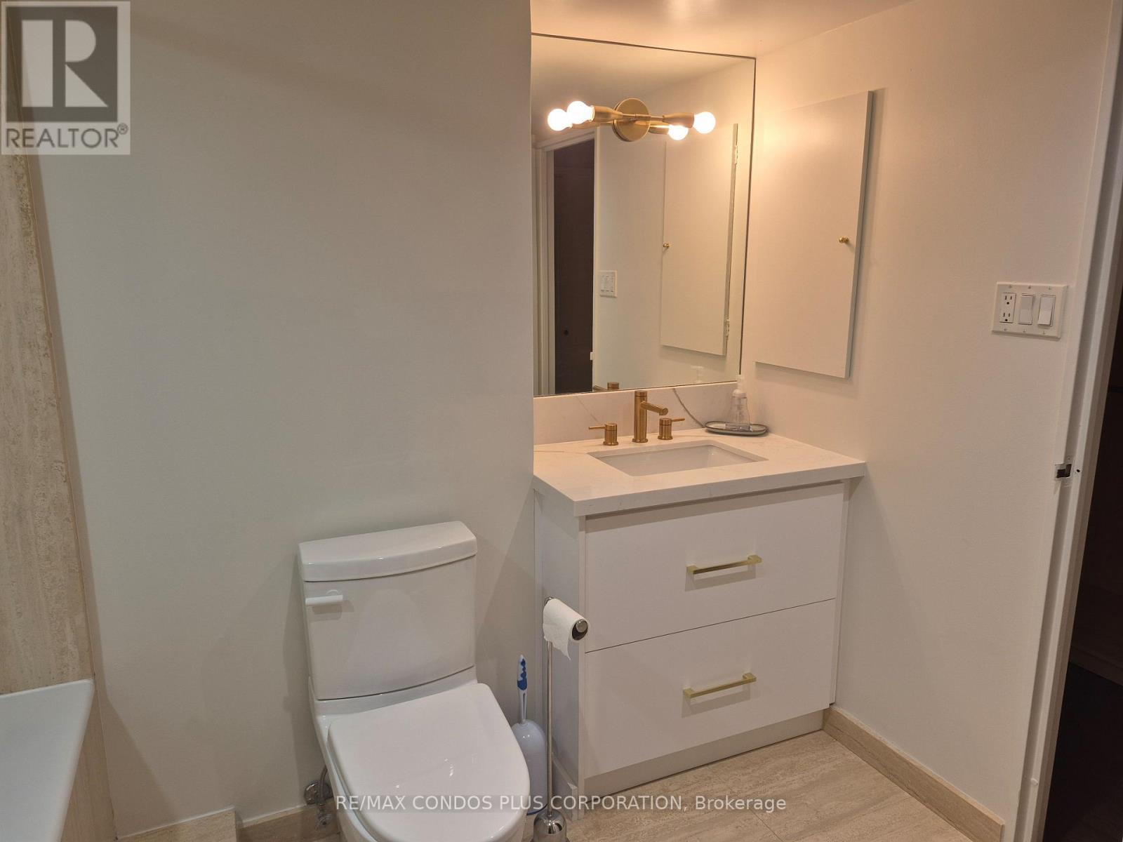 2302 - 65 Harbour Square, Toronto, Ontario  M5J 2L4 - Photo 11 - C14108648