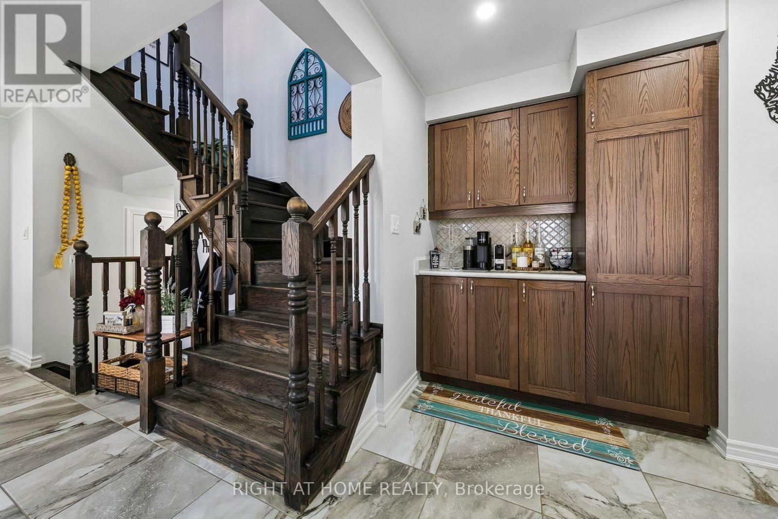 313 Gillett Point, Milton, Ontario  L9E 1C6 - Photo 8 - W14113114
