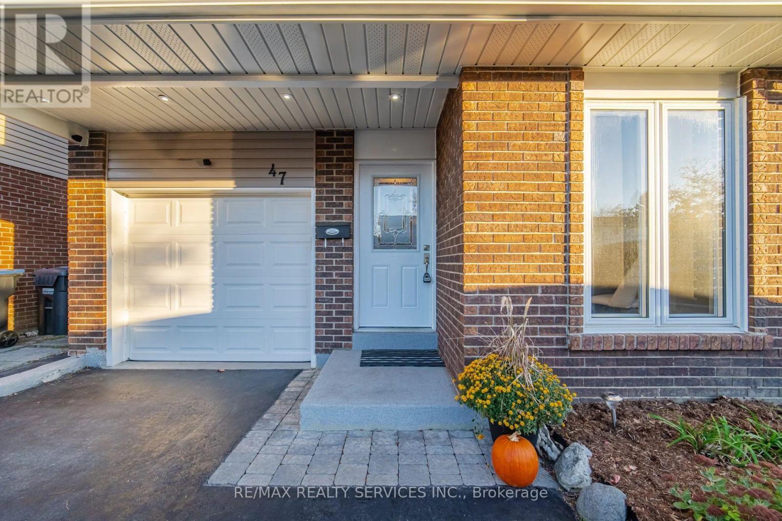 47 Lindridge Avenue, Brampton, Ontario  L6S 3W8 - Photo 3 - W14113156