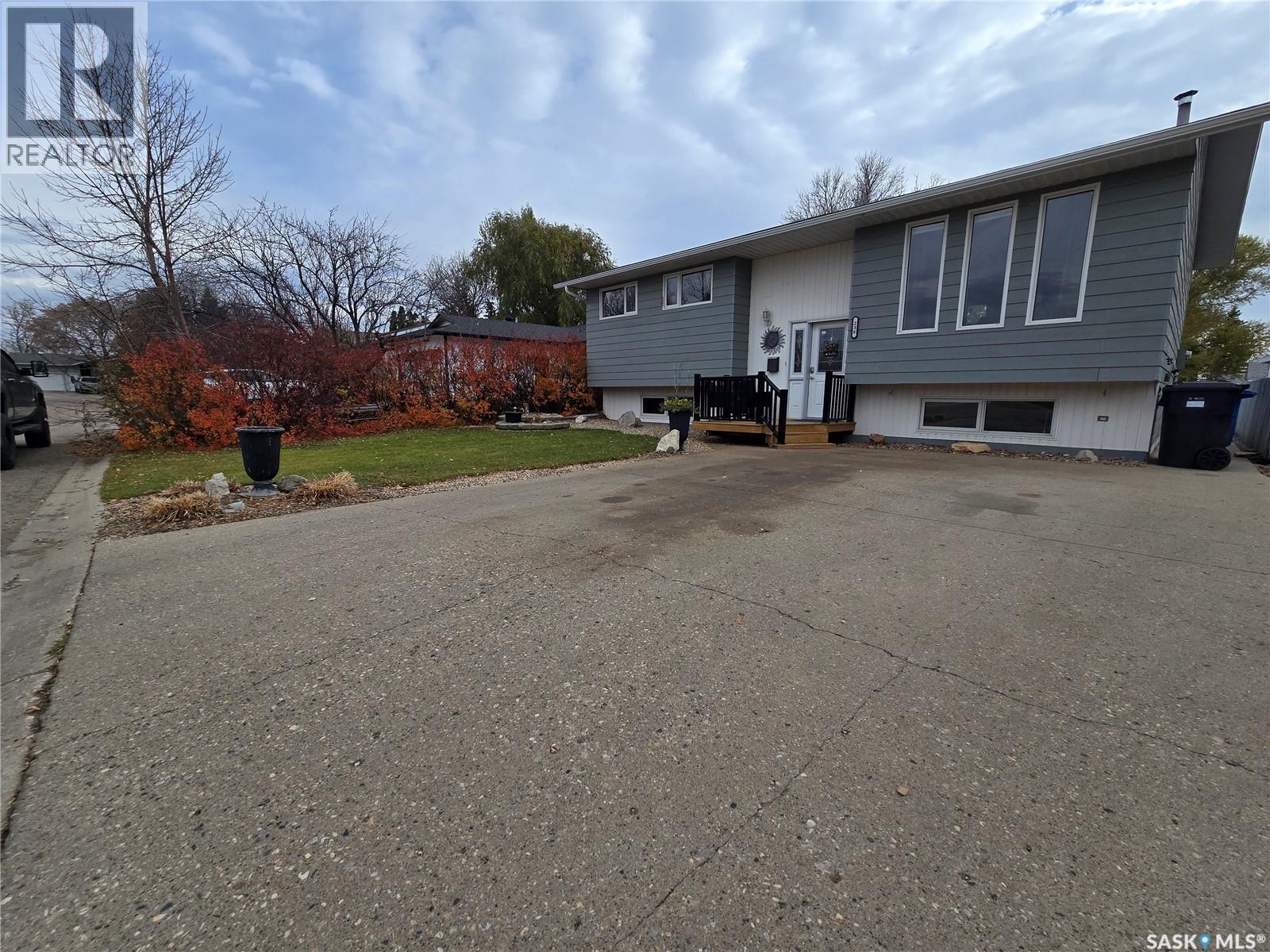 236 Bean Crescent, Weyburn, Saskatchewan  S4H 3G1 - Photo 2 - SK051887