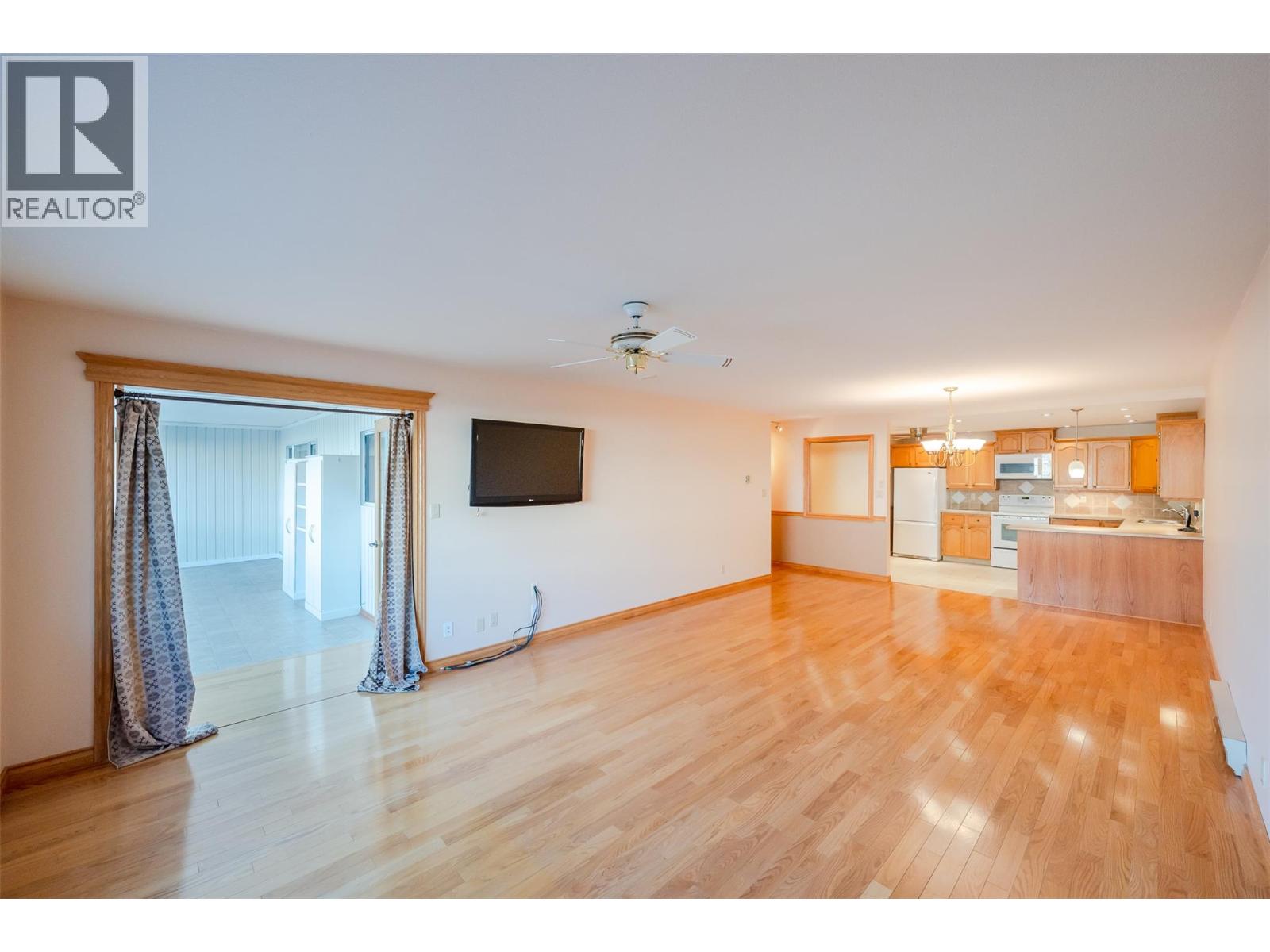 195 Warren Avenue W Unit# 204, Penticton, British Columbia  V2A 3N1 - Photo 4 - 10404427