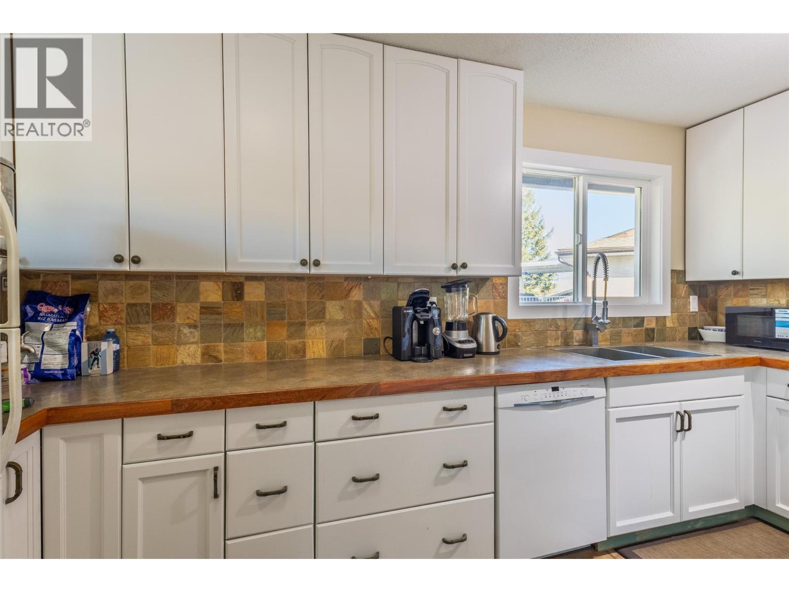 325 Whiteshield Crescent