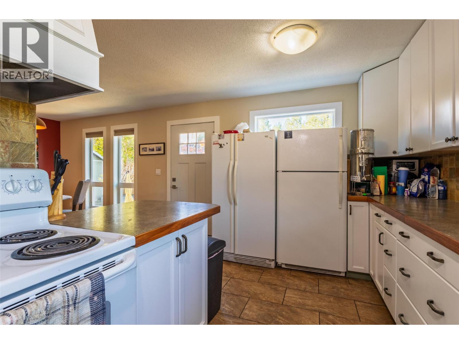 325 Whiteshield Crescent