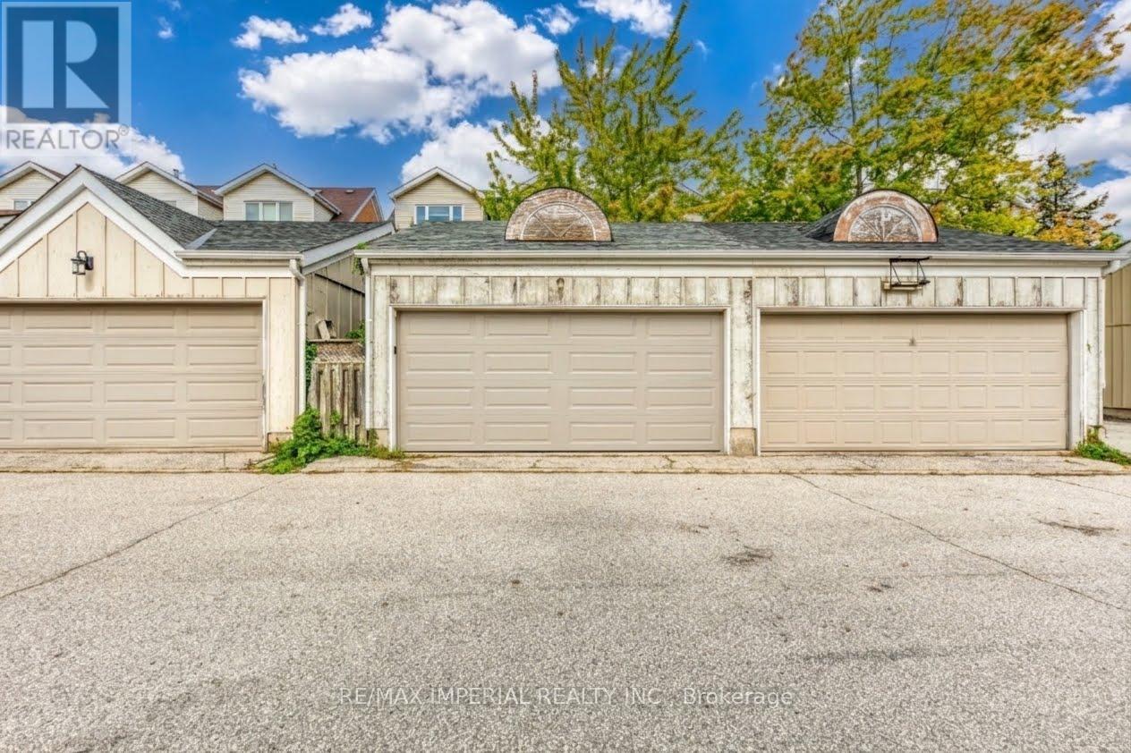 20 The Greenery, Oakville, Ontario  L6H 6J6 - Photo 3 - W14029964