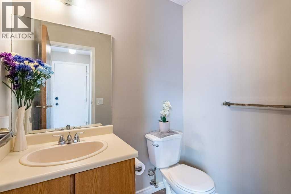 552 Queenston Gardens SE, Calgary, Alberta  T2J 6R2 - Photo 11 - A2354036