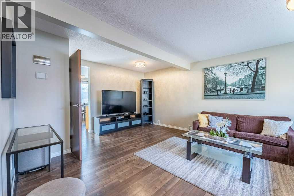 552 Queenston Gardens SE, Calgary, Alberta  T2J 6R2 - Photo 3 - A2354036
