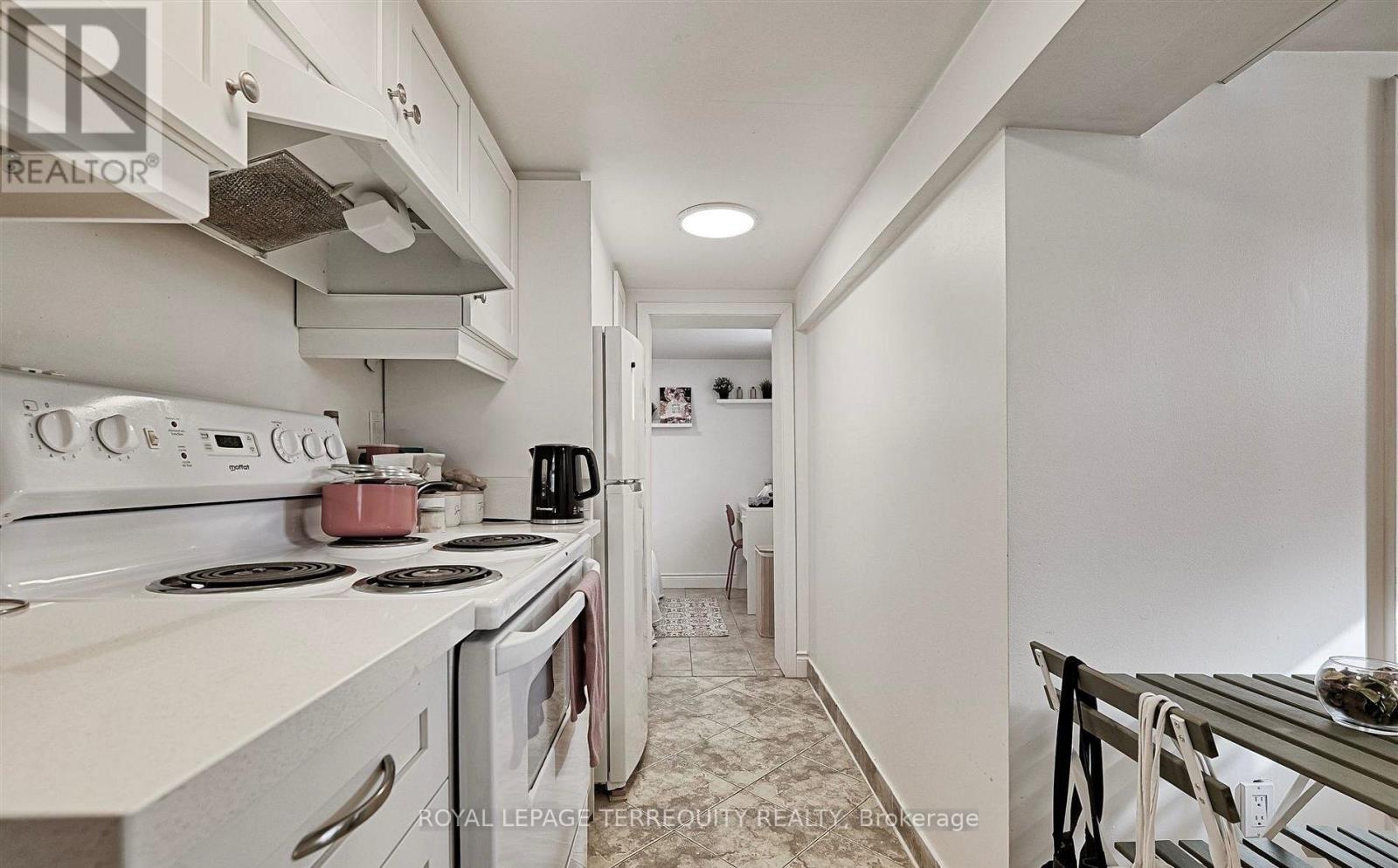 Lower - 471 Gilbert Avenue, Toronto, Ontario  M6E 4X4 - Photo 6 - W14113450