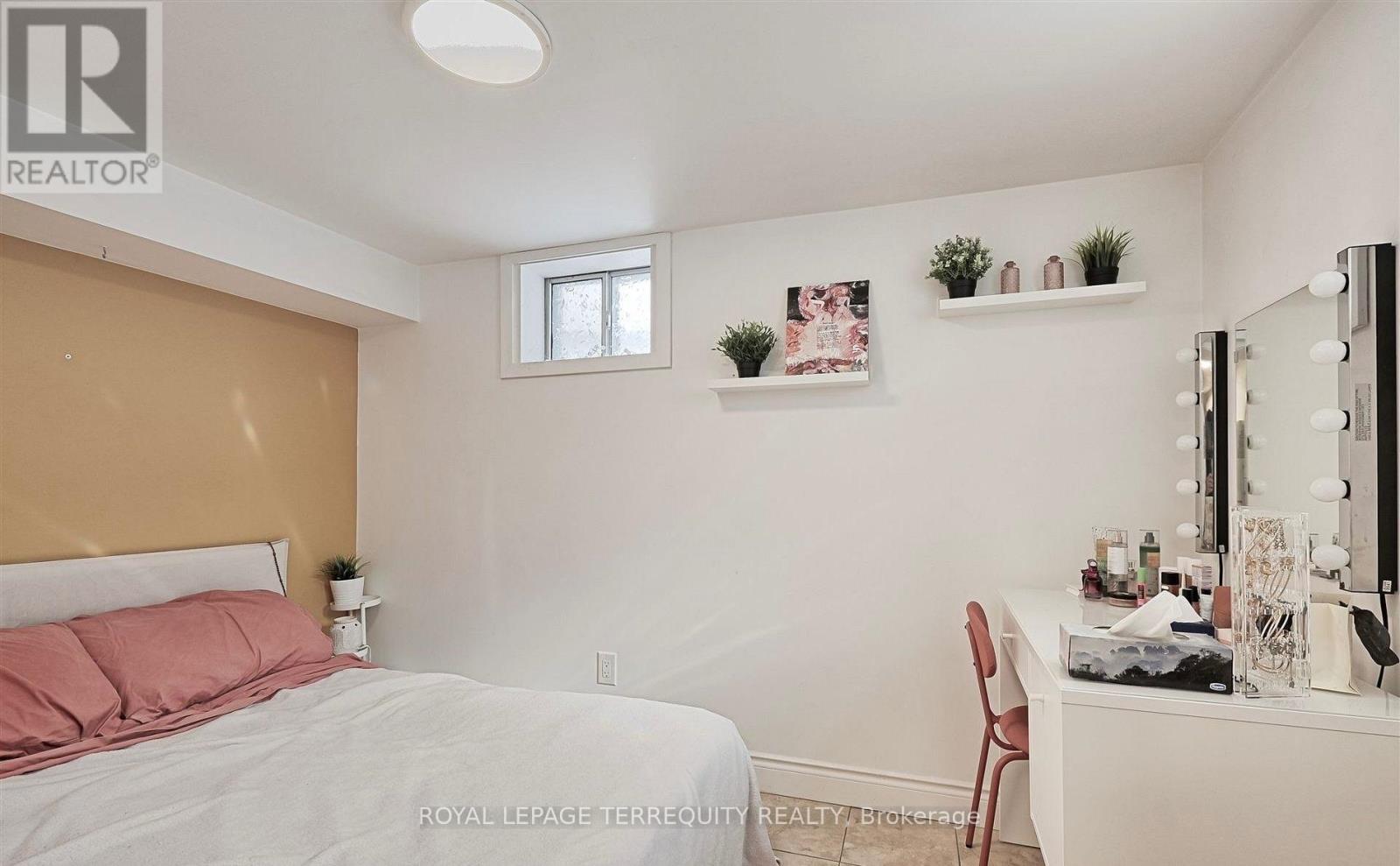 Lower - 471 Gilbert Avenue, Toronto, Ontario  M6E 4X4 - Photo 8 - W14113450