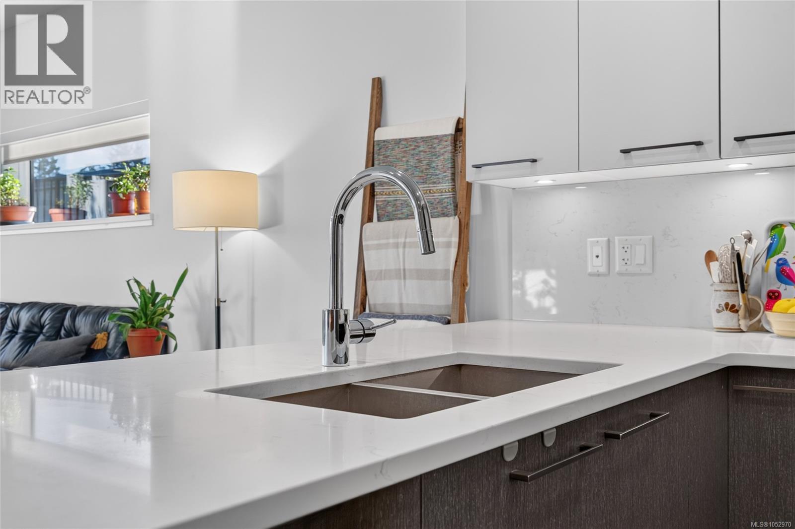 101 7162 West Saanich Rd