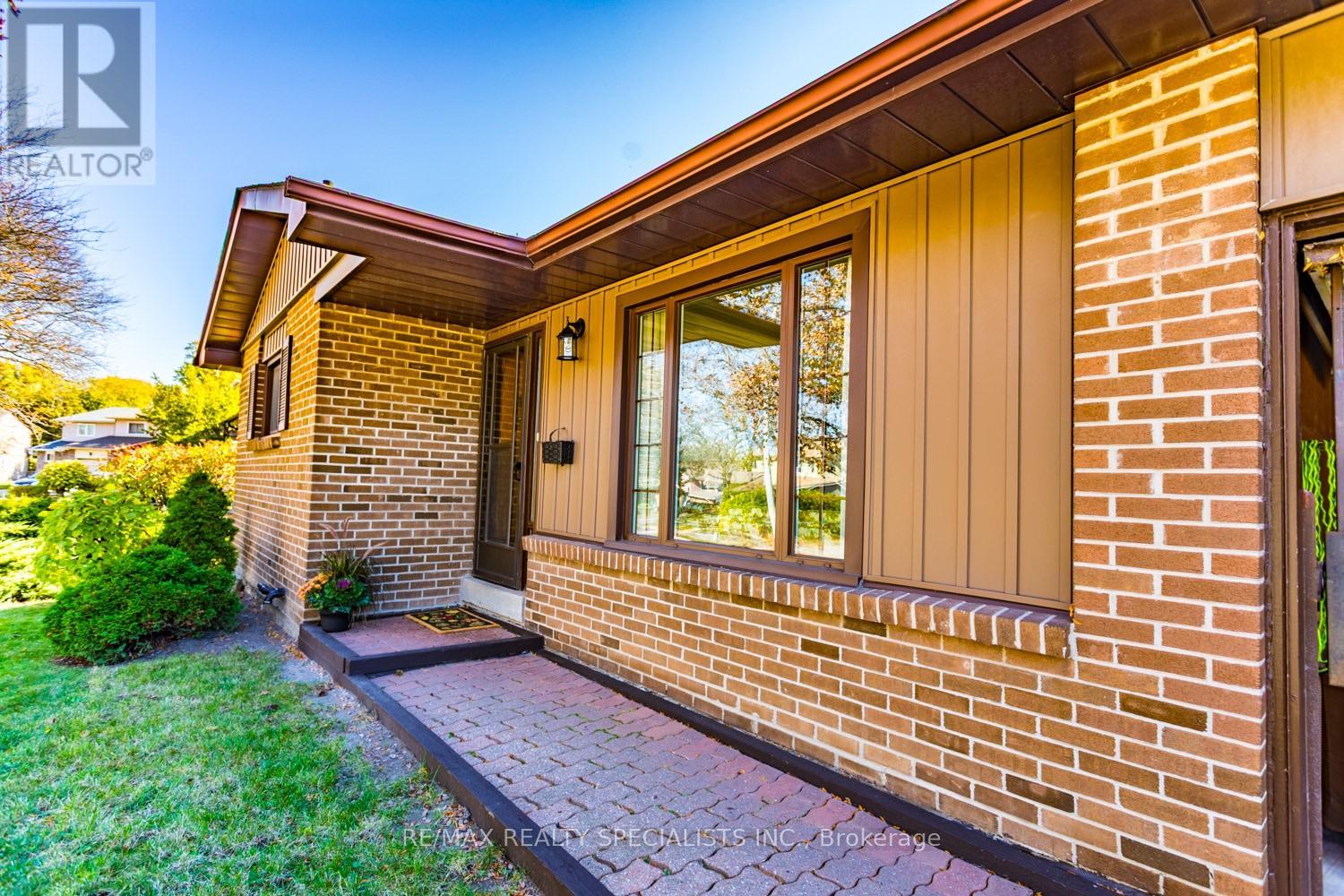 2412 Brasilia Circle, Mississauga, Ontario  L5N 2G1 - Photo 3 - W14112954