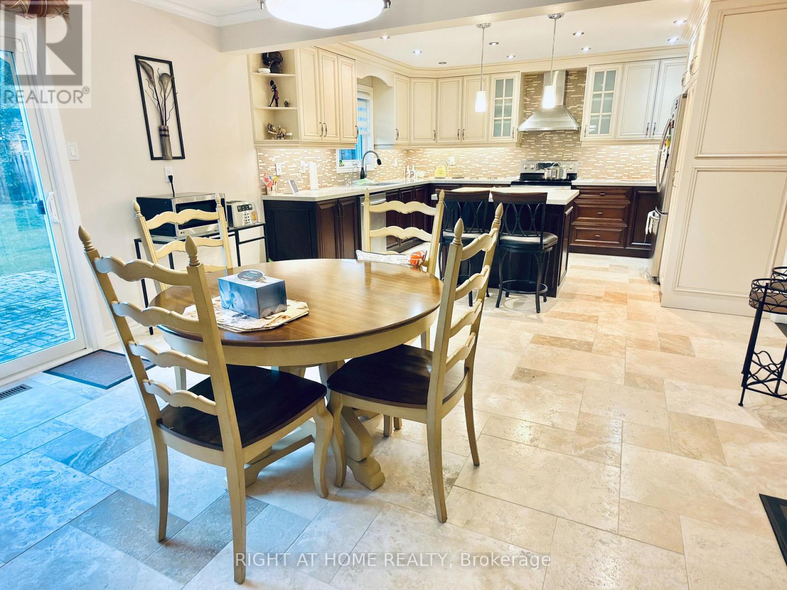 6 Cowles Court, Richmond Hill, Ontario  L4C 9A7 - Photo 6 - N14081426