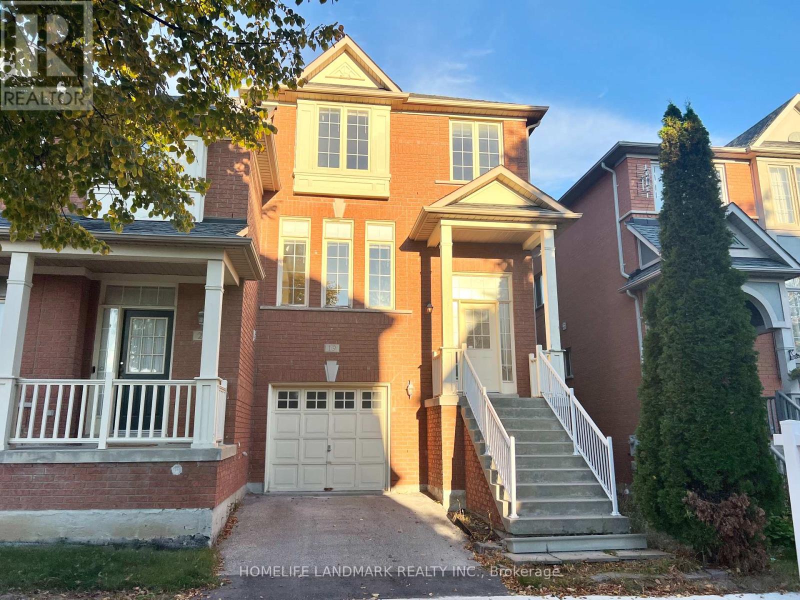 19 Fairlawn Avenue, Markham, Ontario  L6C 2E7 - Photo 2 - N13822062