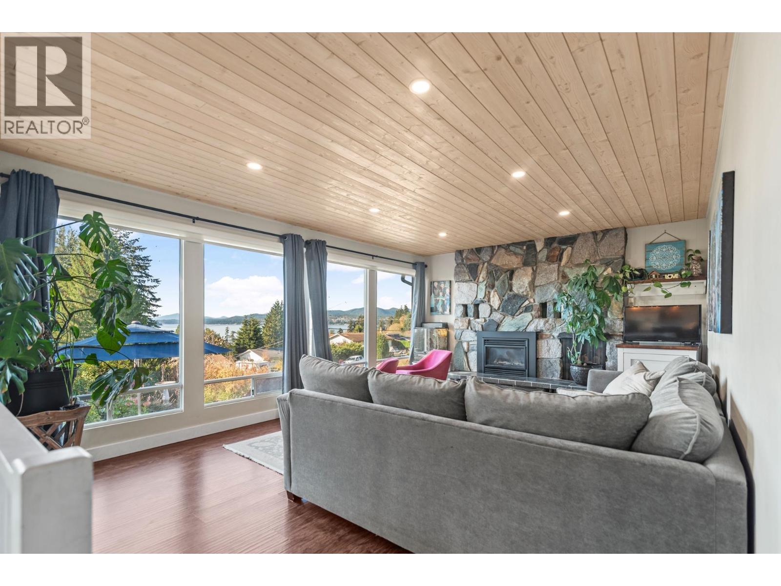 4770 Laurel Avenue, Sechelt, British Columbia  V7Z 0B4 - Photo 4 - R3178278