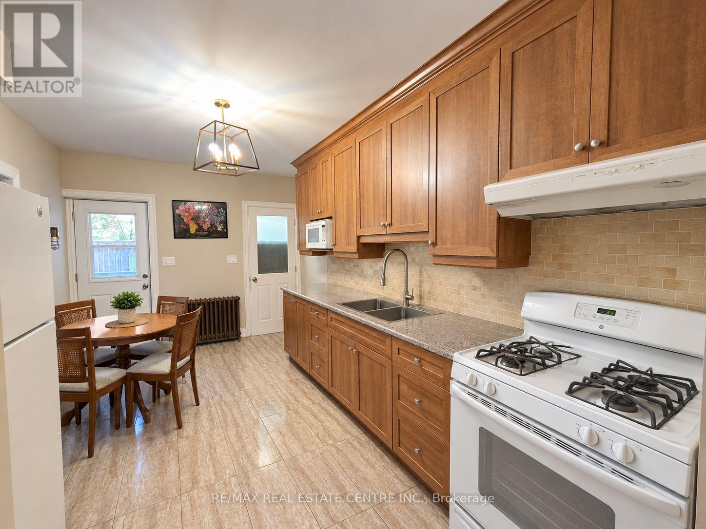200 Roxton Road, Toronto, Ontario  M6J 2Y5 - Photo 3 - C14098084