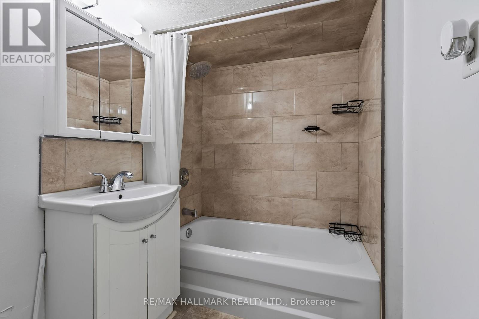 27 Bexhill Lower Avenue, Toronto (Clairlea-Birchmount), Ontario  M1L 3B5 - Photo 10 - E14113790