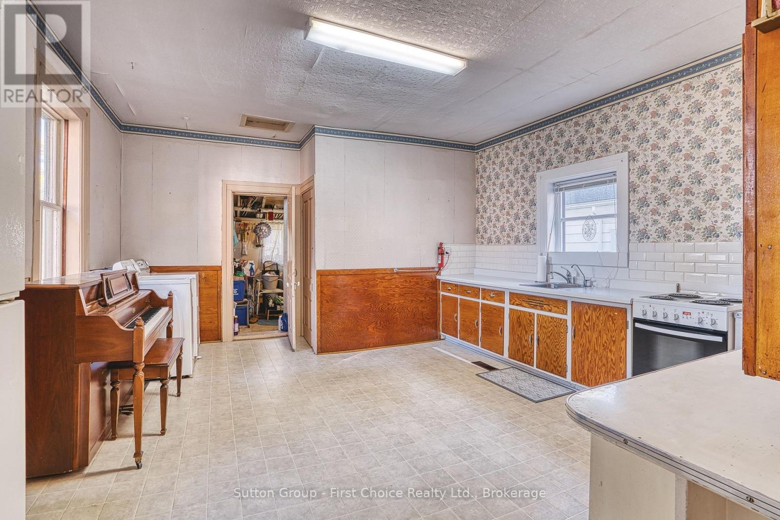 32 Falstaff Street, Stratford, Ontario  N5A 3T3 - Photo 6 - X14105356