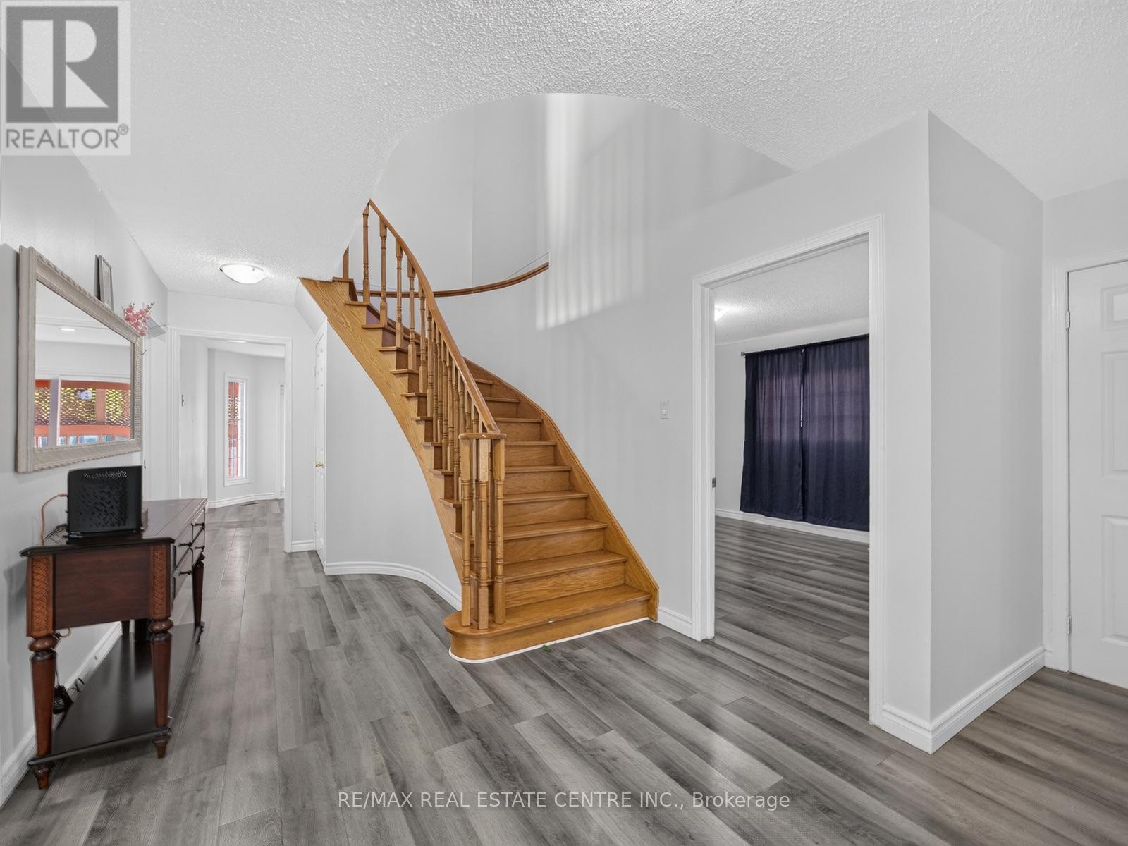 15 Hedgerow Avenue, Brampton, Ontario  L6Y 3C4 - Photo 9 - W14113884