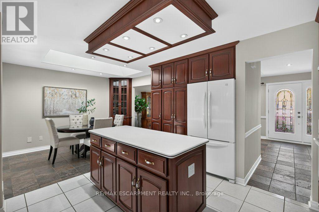 600 Holly Hill Crescent, Burlington, Ontario  L7L 3Z7 - Photo 16 - W14113900