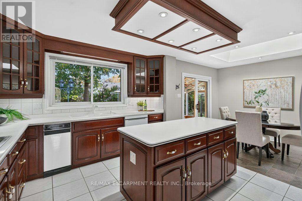 600 Holly Hill Crescent, Burlington, Ontario  L7L 3Z7 - Photo 17 - W14113900