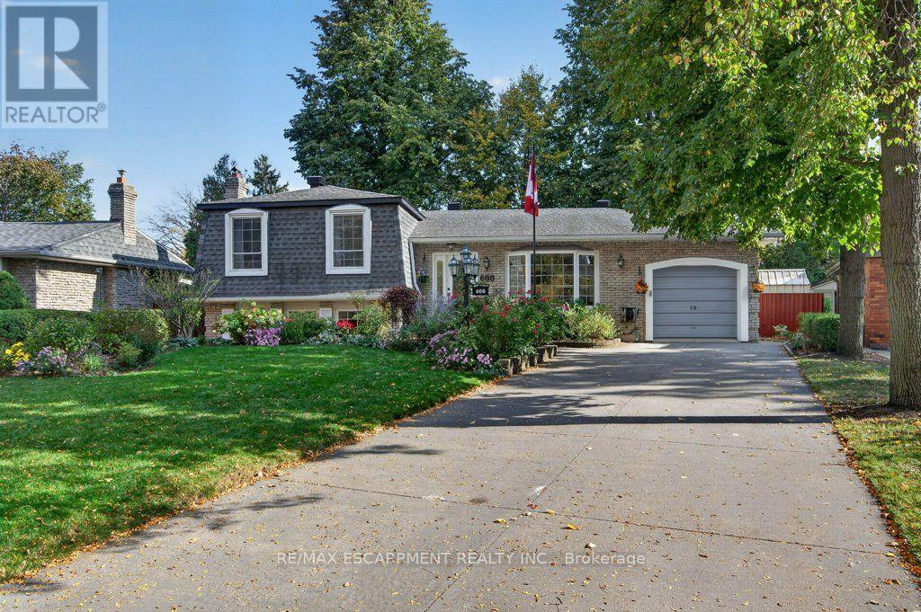 600 Holly Hill Crescent, Burlington, Ontario  L7L 3Z7 - Photo 2 - W14113900