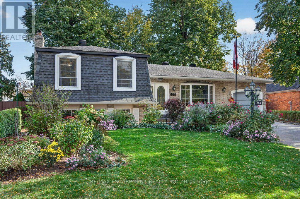 600 Holly Hill Crescent, Burlington, Ontario  L7L 3Z7 - Photo 3 - W14113900