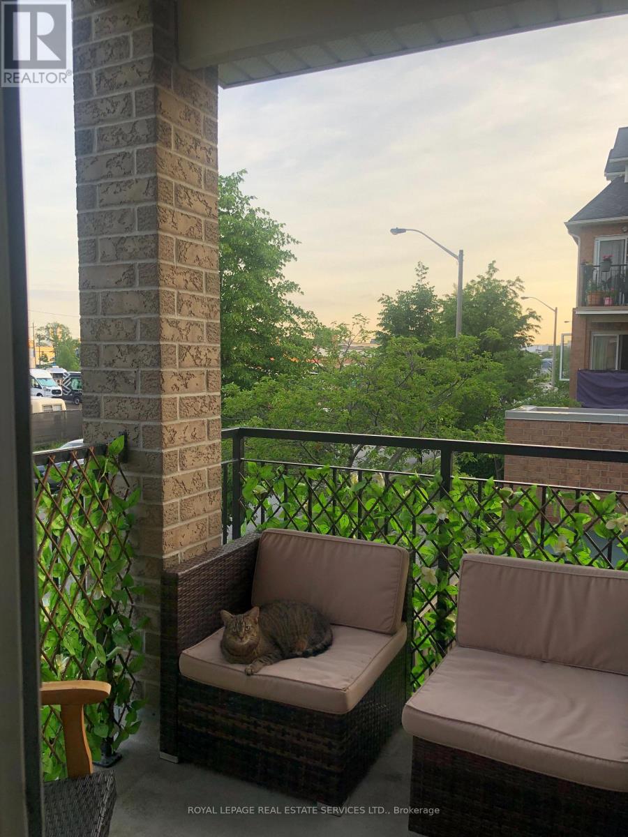 Th 201 - 2 Brian Peck Crescent, Toronto (Thorncliffe Park), Ontario  M4G 4K4 - Photo 11 - C14113964