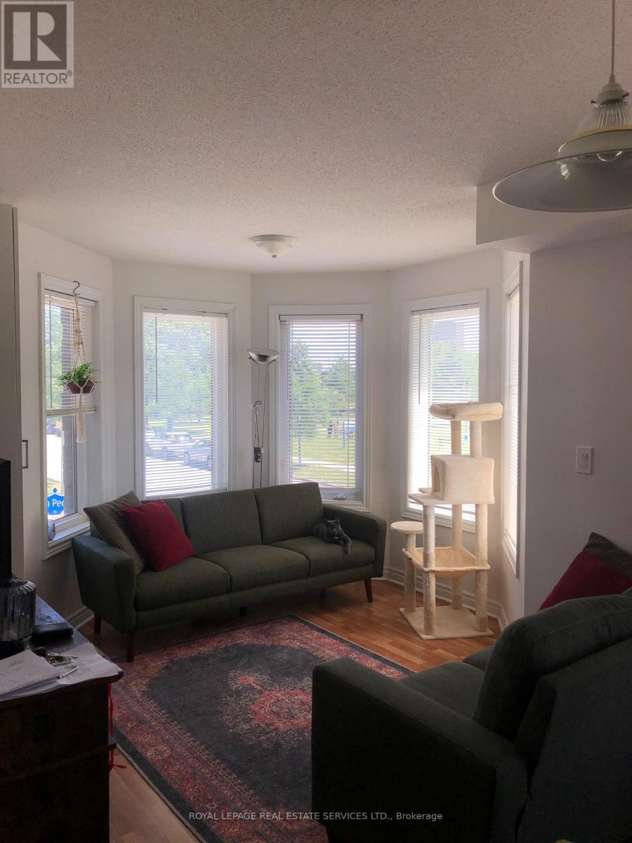 Th 201 - 2 Brian Peck Crescent, Toronto (Thorncliffe Park), Ontario  M4G 4K4 - Photo 2 - C14113964