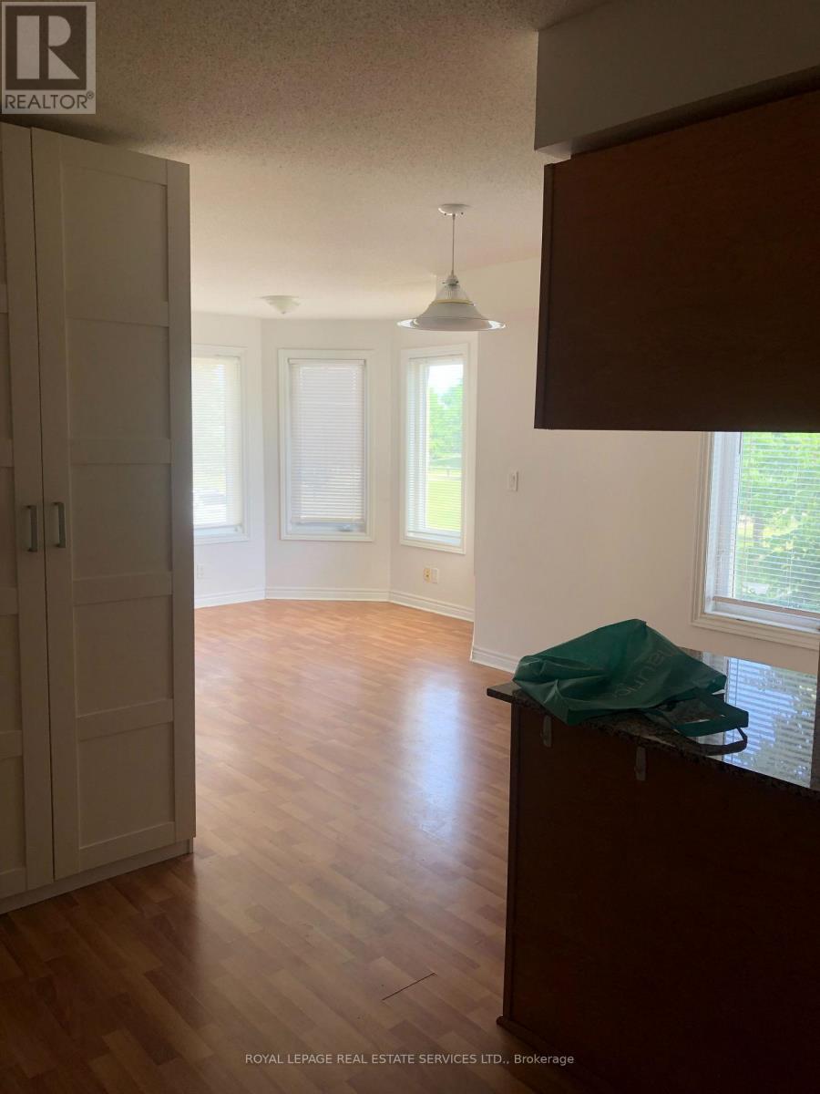 Th 201 - 2 Brian Peck Crescent, Toronto (Thorncliffe Park), Ontario  M4G 4K4 - Photo 5 - C14113964