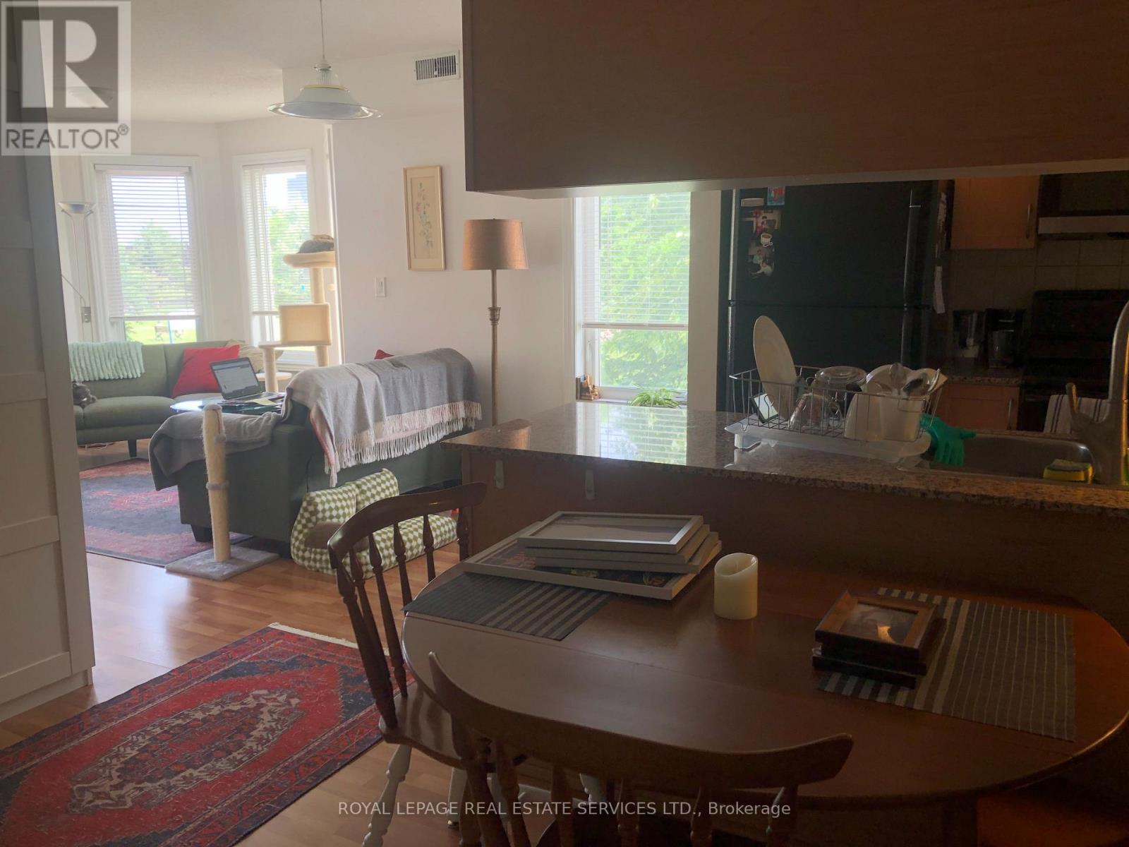Th 201 - 2 Brian Peck Crescent, Toronto (Thorncliffe Park), Ontario  M4G 4K4 - Photo 6 - C14113964