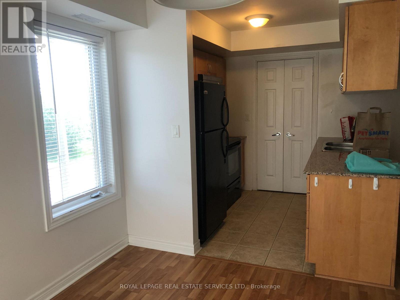 Th 201 - 2 Brian Peck Crescent, Toronto (Thorncliffe Park), Ontario  M4G 4K4 - Photo 8 - C14113964