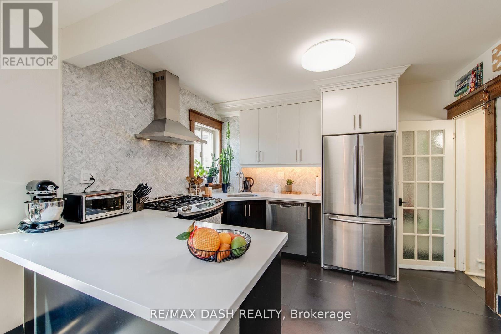 74 Oak Park Avenue, Toronto, Ontario M4C 4M3 - Photo 4 - E13790254