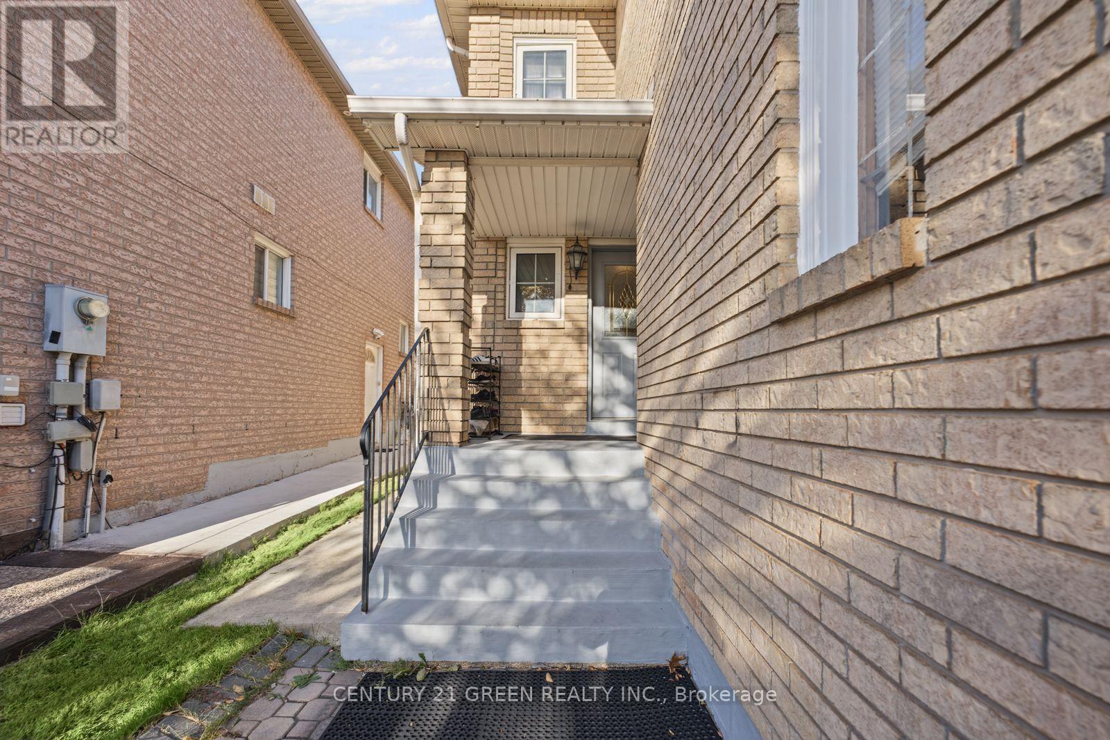 215 Kingknoll Drive, Brampton, Ontario  L6Y 4X4 - Photo 4 - W14113330